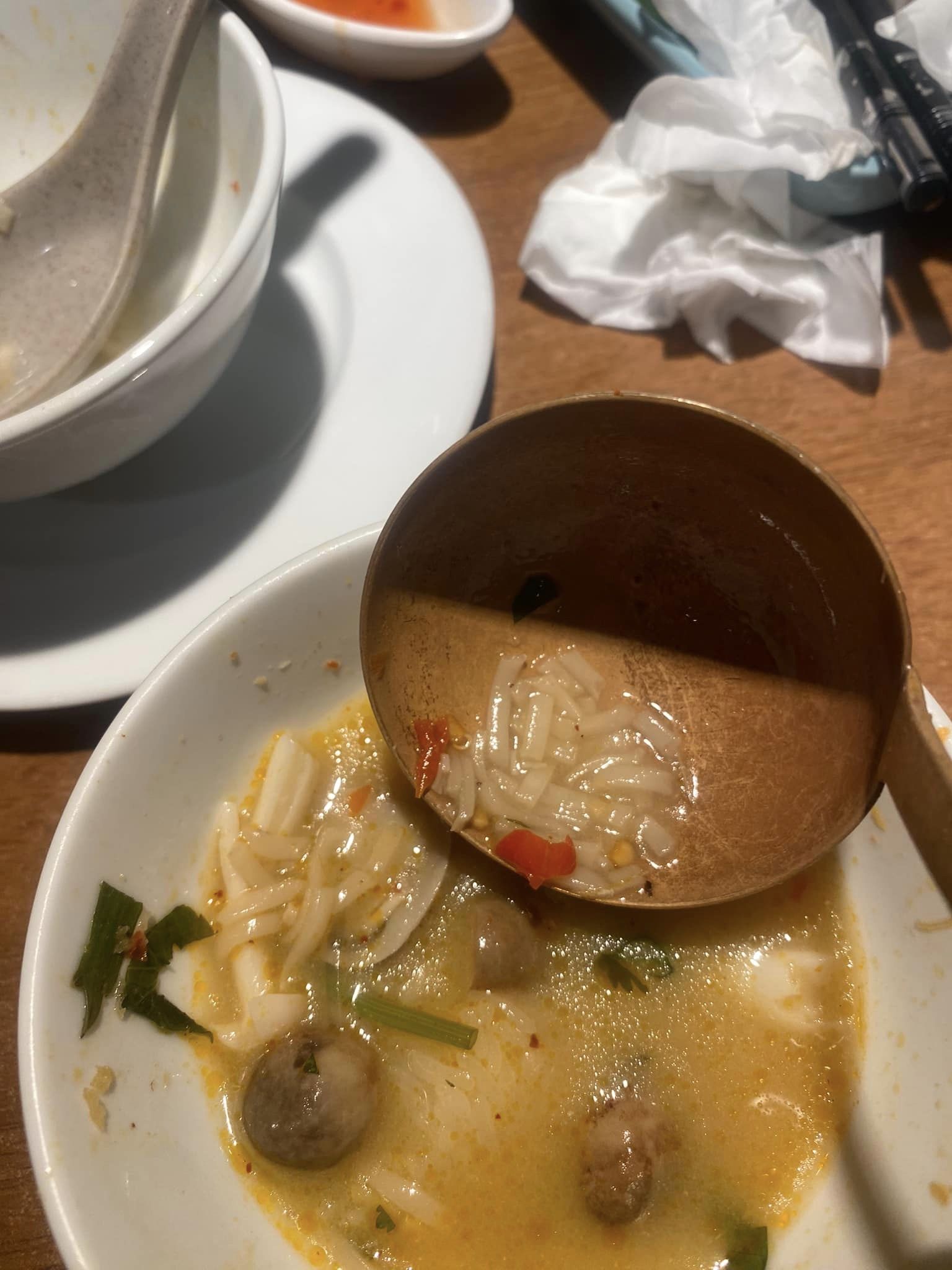 Trải nghiệm đáng sợ của 2 mẹ con tại quán đồ ăn Lào với nồi lẩu tomyum đầy vụn mì tôm, hủ tiếu và miến - Ảnh 4