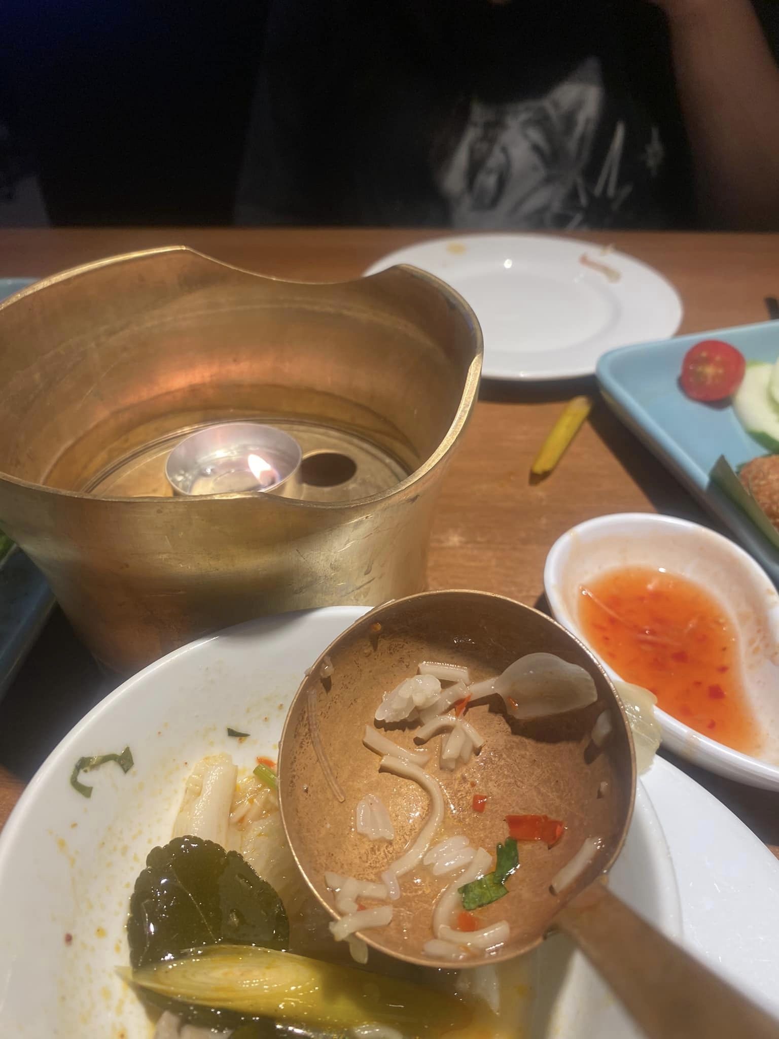 Trải nghiệm đáng sợ của 2 mẹ con tại quán đồ ăn Lào với nồi lẩu tomyum đầy vụn mì tôm, hủ tiếu và miến - Ảnh 2