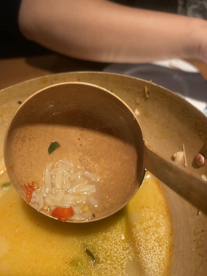 Trải nghiệm đáng sợ của 2 mẹ con tại quán đồ ăn Lào với nồi lẩu tomyum đầy vụn mì tôm, hủ tiếu và miến - Ảnh 3