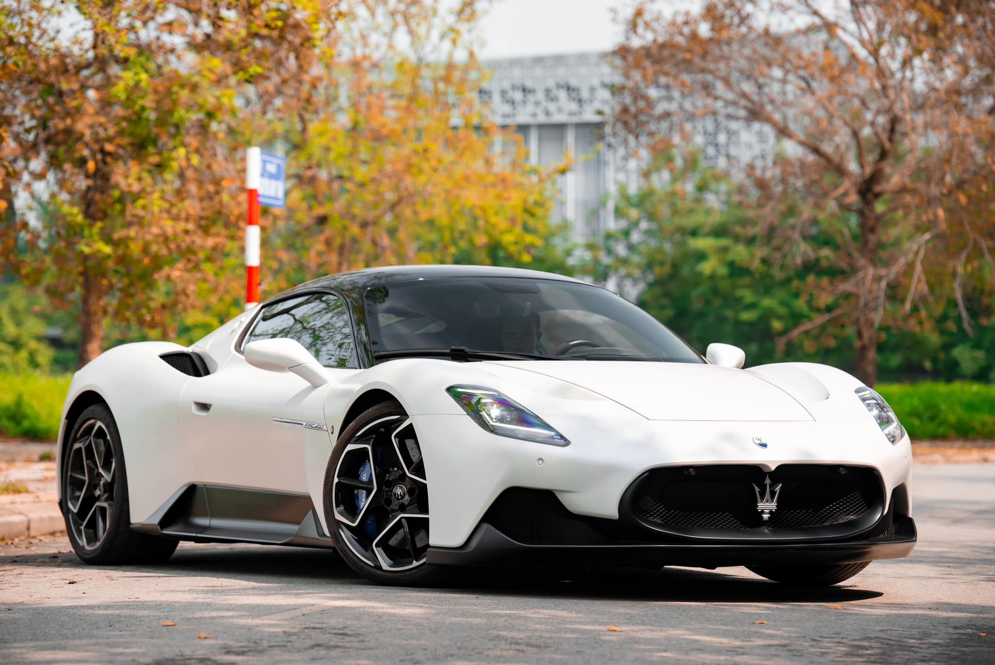 Loạt xe sang, siêu xe tại Hà Nội đi ‘chạy lụt’: Rolls-Royce, Porsche, McLaren… được đưa thang máy lên tầng cao - Ảnh 5