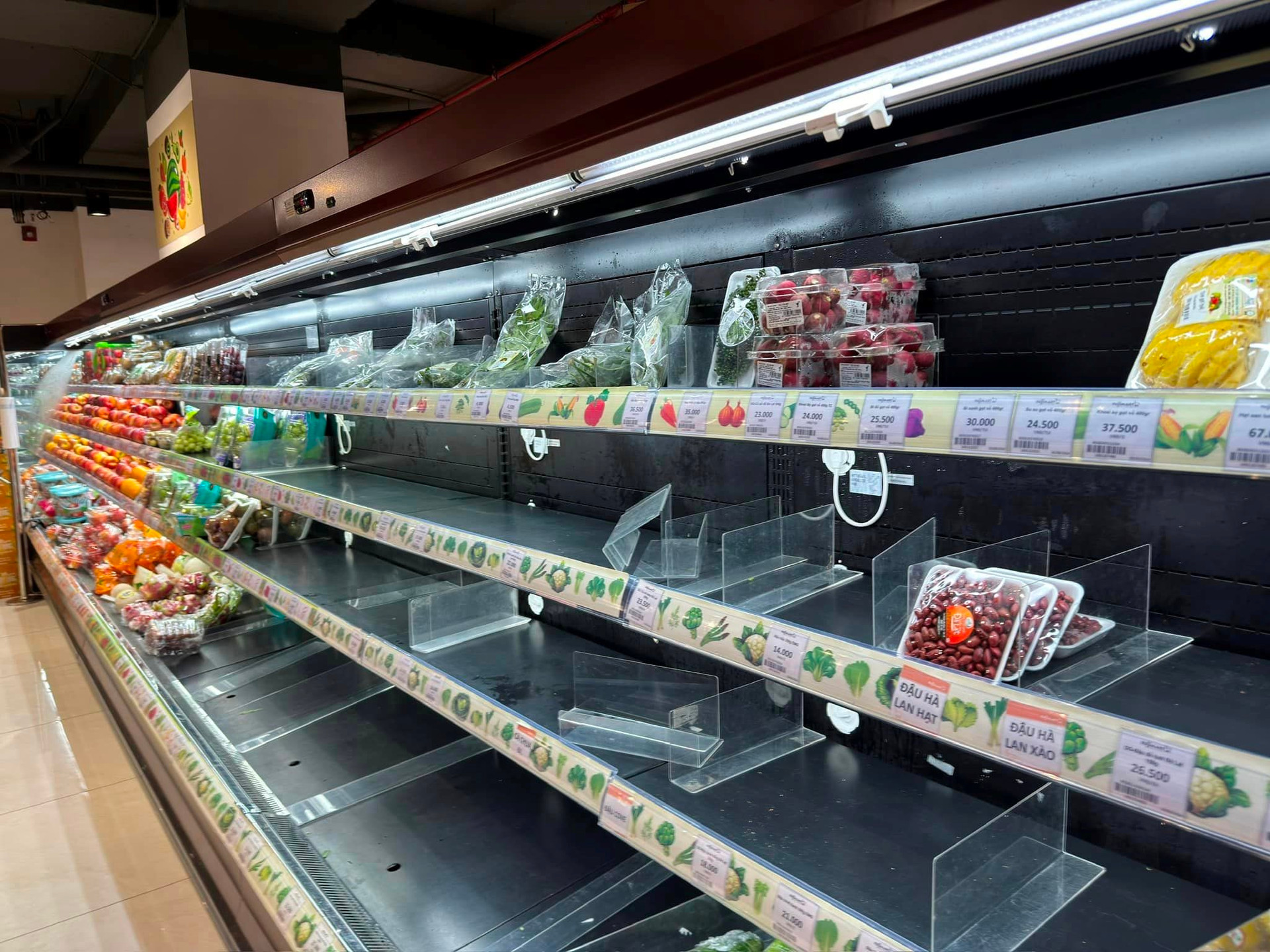 Rau, thịt sạch bách vì sức mua tăng vọt 300% trước bão Yagi: Ngày mai người Hà Nội mua thực phẩm ở đâu? - Ảnh 1