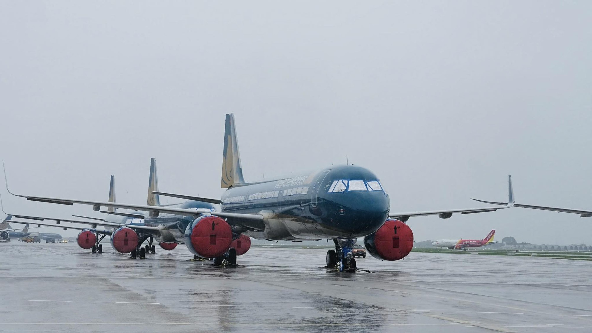 Kéo dài thêm thời gian "đóng cửa" sân bay Vân Đồn, Cát Bi và Nội Bài - Ảnh 1