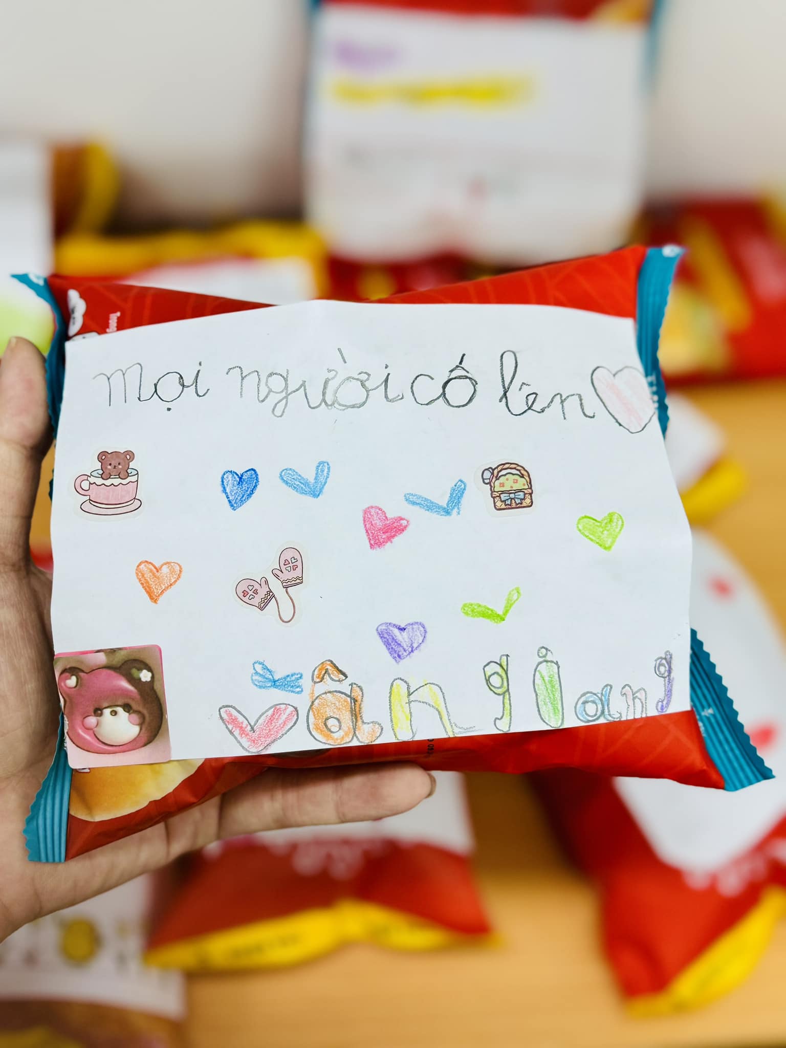 Gói bánh mì "Mọi người cố lên" của các em học sinh tiểu học gửi người dân vùng lũ: Ấm lòng cách đồng bào mình thương nhau chẳng nề tuổi tác! - Ảnh 10