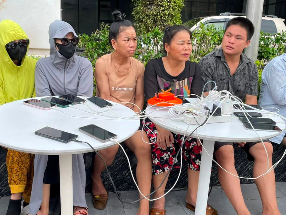 Lập hàng trăm điểm sạc điện thoại miễn phí cho người dân ở các vùng bị bão Yagi tàn phá - Ảnh 2