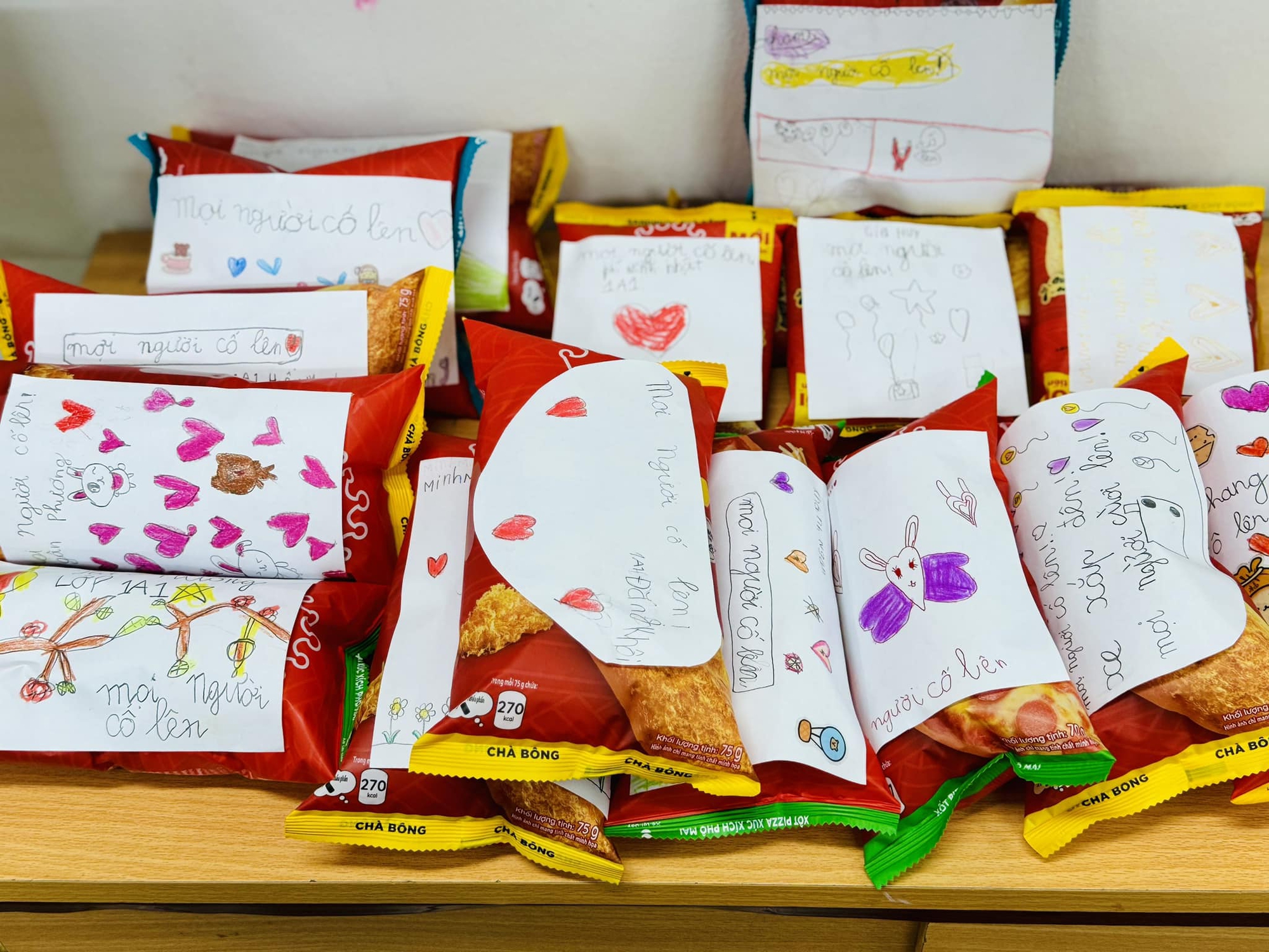 Gói bánh mì "Mọi người cố lên" của các em học sinh tiểu học gửi người dân vùng lũ: Ấm lòng cách đồng bào mình thương nhau chẳng nề tuổi tác! - Ảnh 12