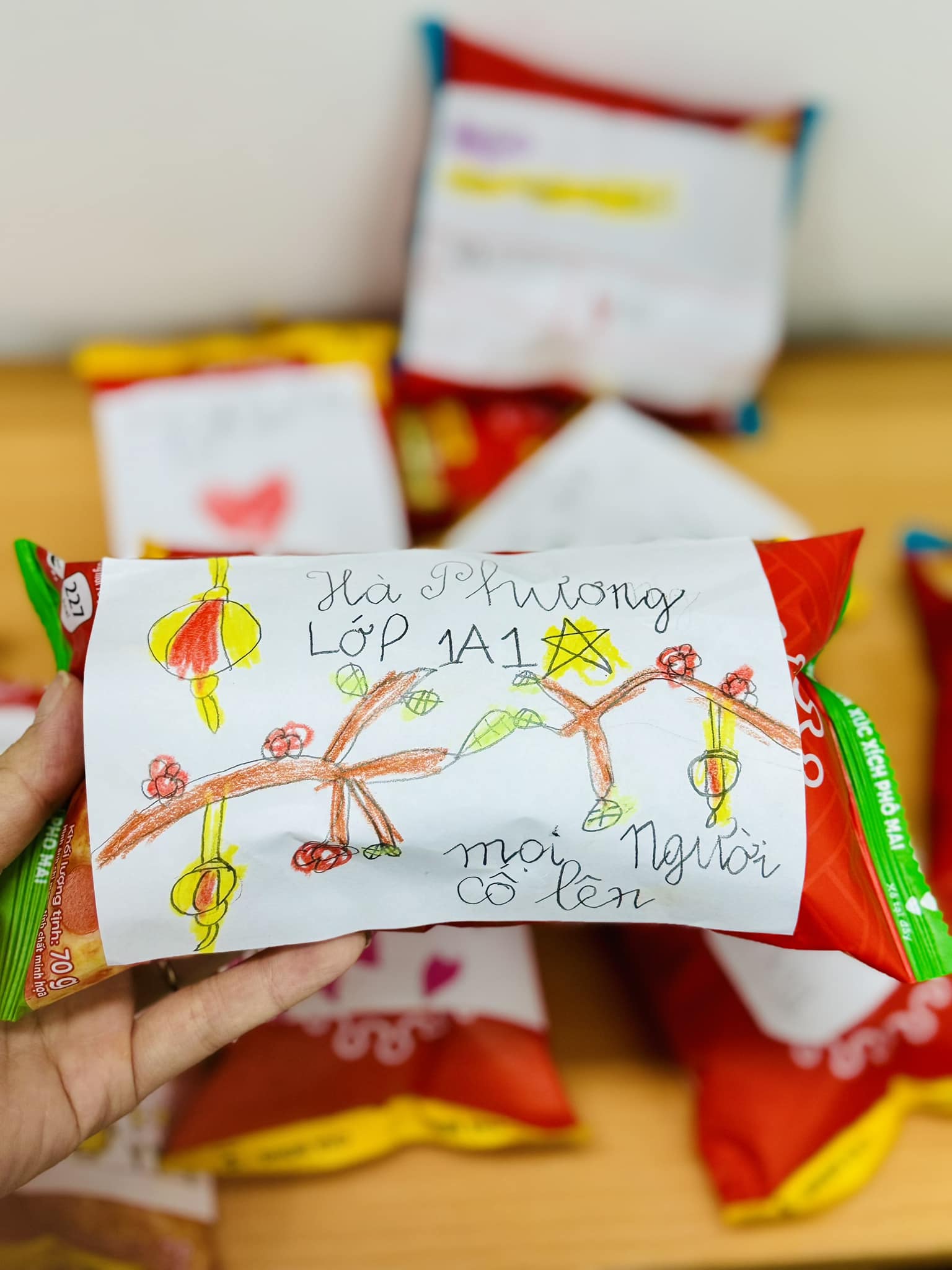 Gói bánh mì "Mọi người cố lên" của các em học sinh tiểu học gửi người dân vùng lũ: Ấm lòng cách đồng bào mình thương nhau chẳng nề tuổi tác! - Ảnh 11