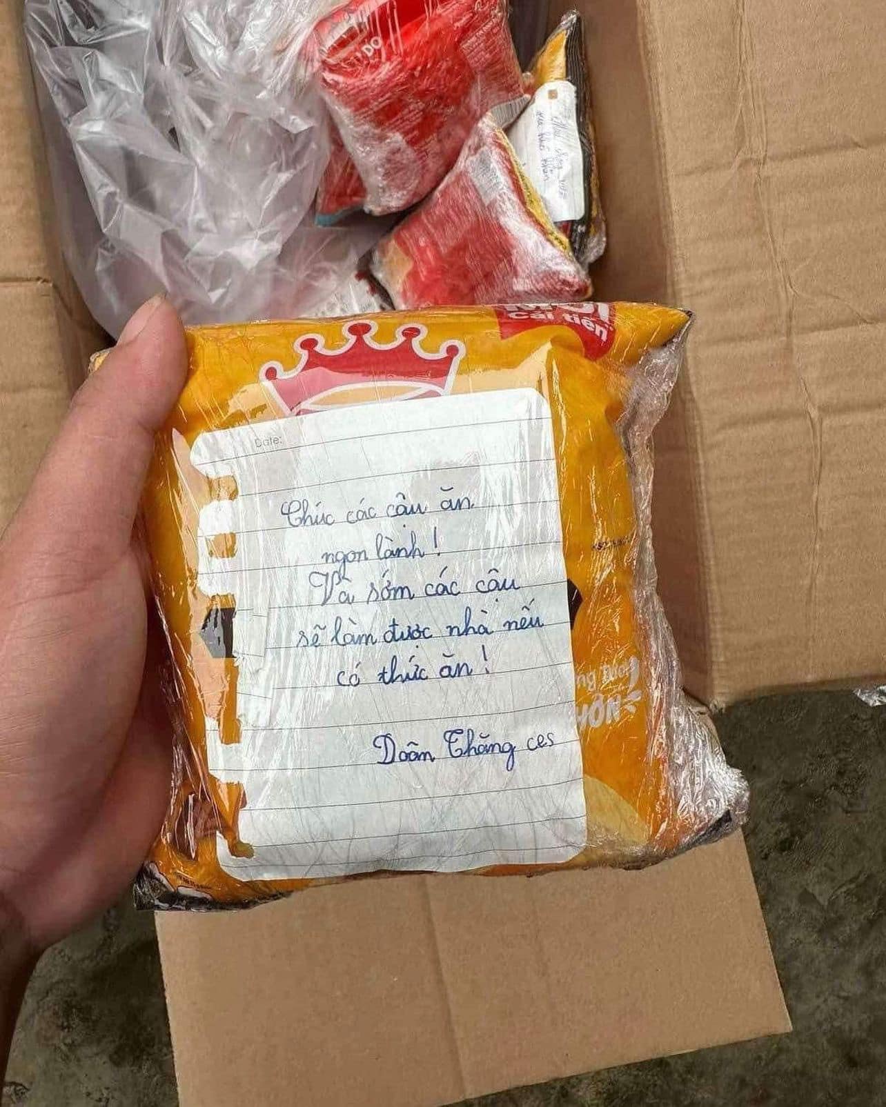 Gói bánh mì "Mọi người cố lên" của các em học sinh tiểu học gửi người dân vùng lũ: Ấm lòng cách đồng bào mình thương nhau chẳng nề tuổi tác! - Ảnh 5