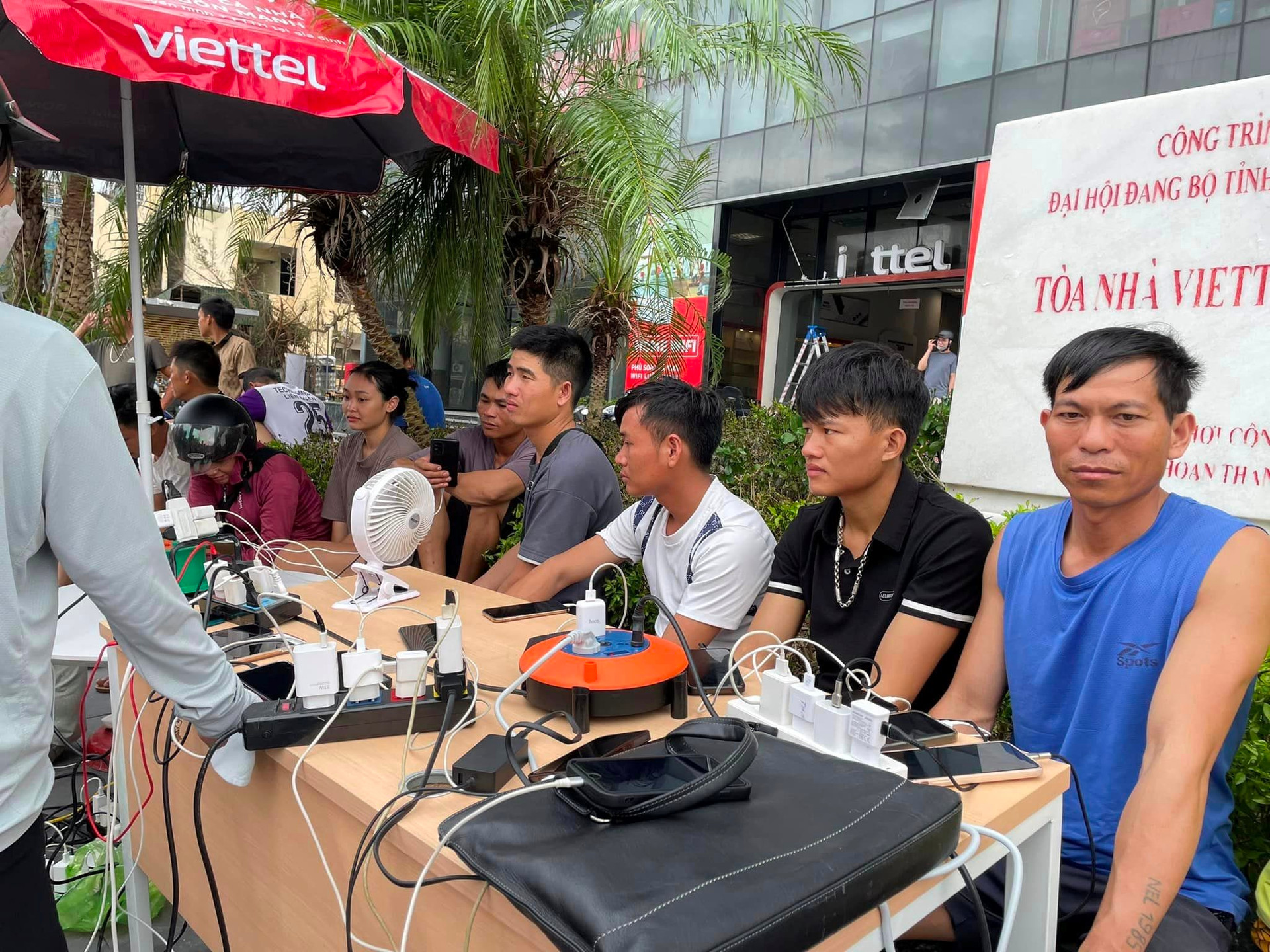 Lập hàng trăm điểm sạc điện thoại miễn phí cho người dân ở các vùng bị bão Yagi tàn phá - Ảnh 1