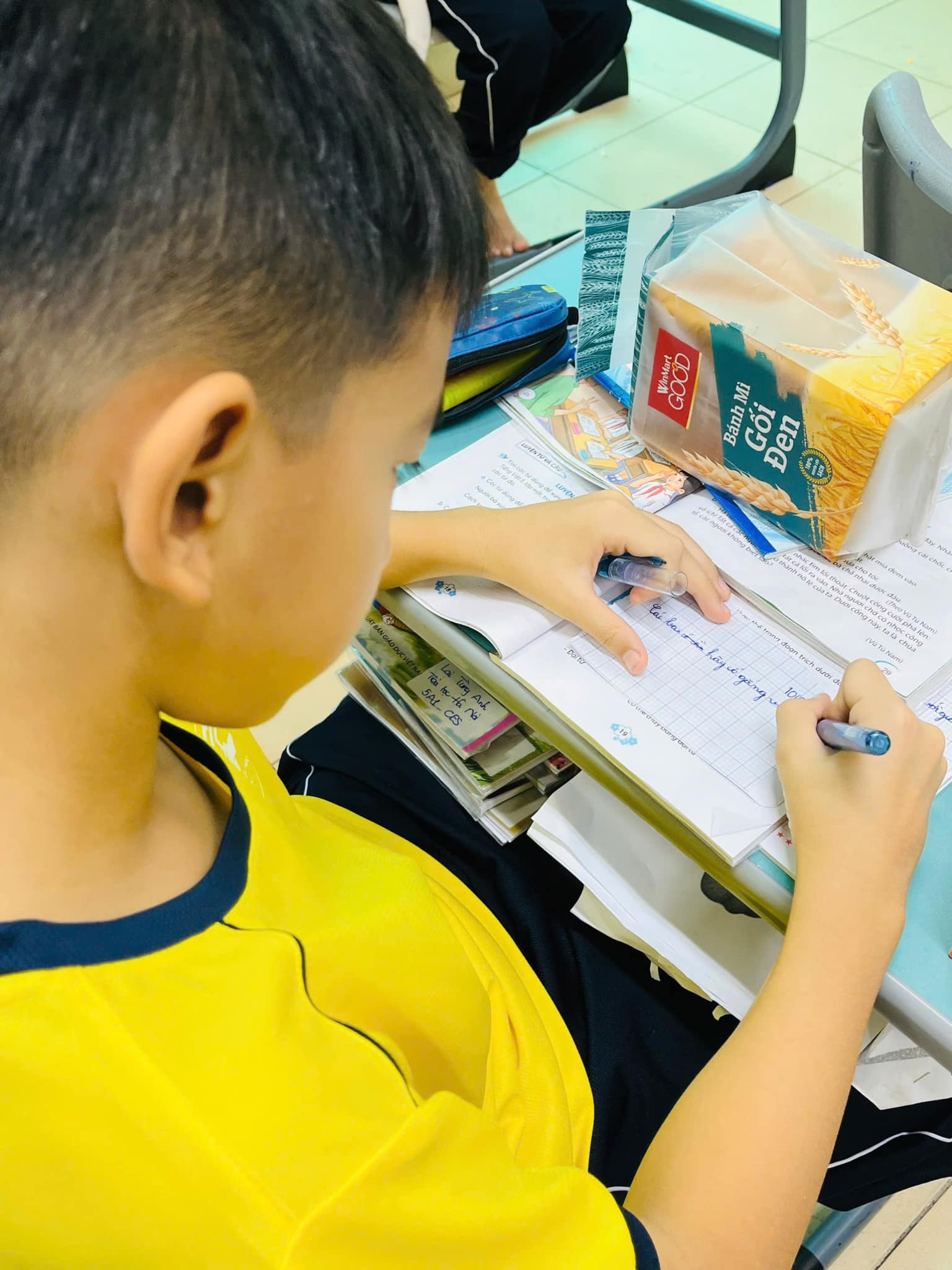 Gói bánh mì "Mọi người cố lên" của các em học sinh tiểu học gửi người dân vùng lũ: Ấm lòng cách đồng bào mình thương nhau chẳng nề tuổi tác! - Ảnh 7