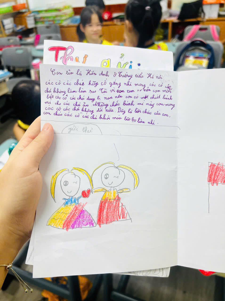 Gói bánh mì "Mọi người cố lên" của các em học sinh tiểu học gửi người dân vùng lũ: Ấm lòng cách đồng bào mình thương nhau chẳng nề tuổi tác! - Ảnh 8