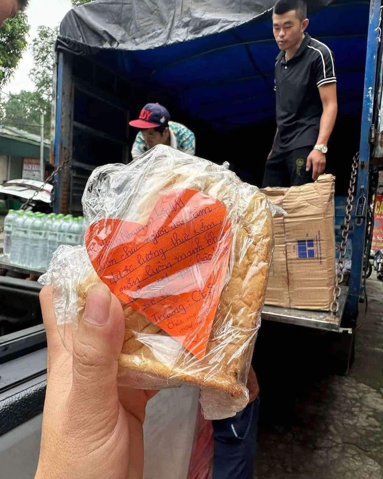 Gói bánh mì "Mọi người cố lên" của các em học sinh tiểu học gửi người dân vùng lũ: Ấm lòng cách đồng bào mình thương nhau chẳng nề tuổi tác! - Ảnh 6