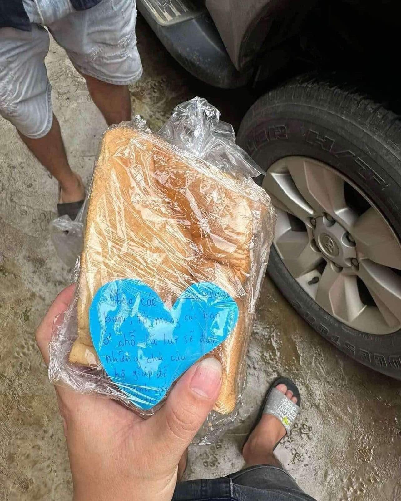 Gói bánh mì "Mọi người cố lên" của các em học sinh tiểu học gửi người dân vùng lũ: Ấm lòng cách đồng bào mình thương nhau chẳng nề tuổi tác! - Ảnh 3