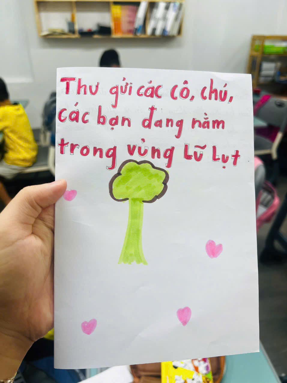 Gói bánh mì "Mọi người cố lên" của các em học sinh tiểu học gửi người dân vùng lũ: Ấm lòng cách đồng bào mình thương nhau chẳng nề tuổi tác! - Ảnh 9