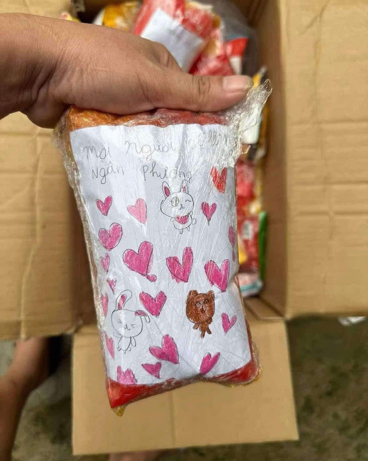 Gói bánh mì "Mọi người cố lên" của các em học sinh tiểu học gửi người dân vùng lũ: Ấm lòng cách đồng bào mình thương nhau chẳng nề tuổi tác! - Ảnh 4