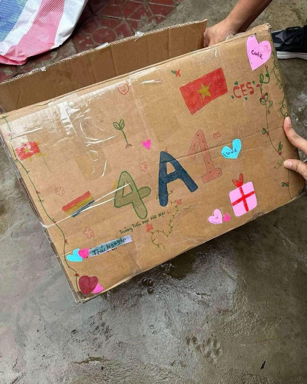 Gói bánh mì "Mọi người cố lên" của các em học sinh tiểu học gửi người dân vùng lũ: Ấm lòng cách đồng bào mình thương nhau chẳng nề tuổi tác! - Ảnh 1