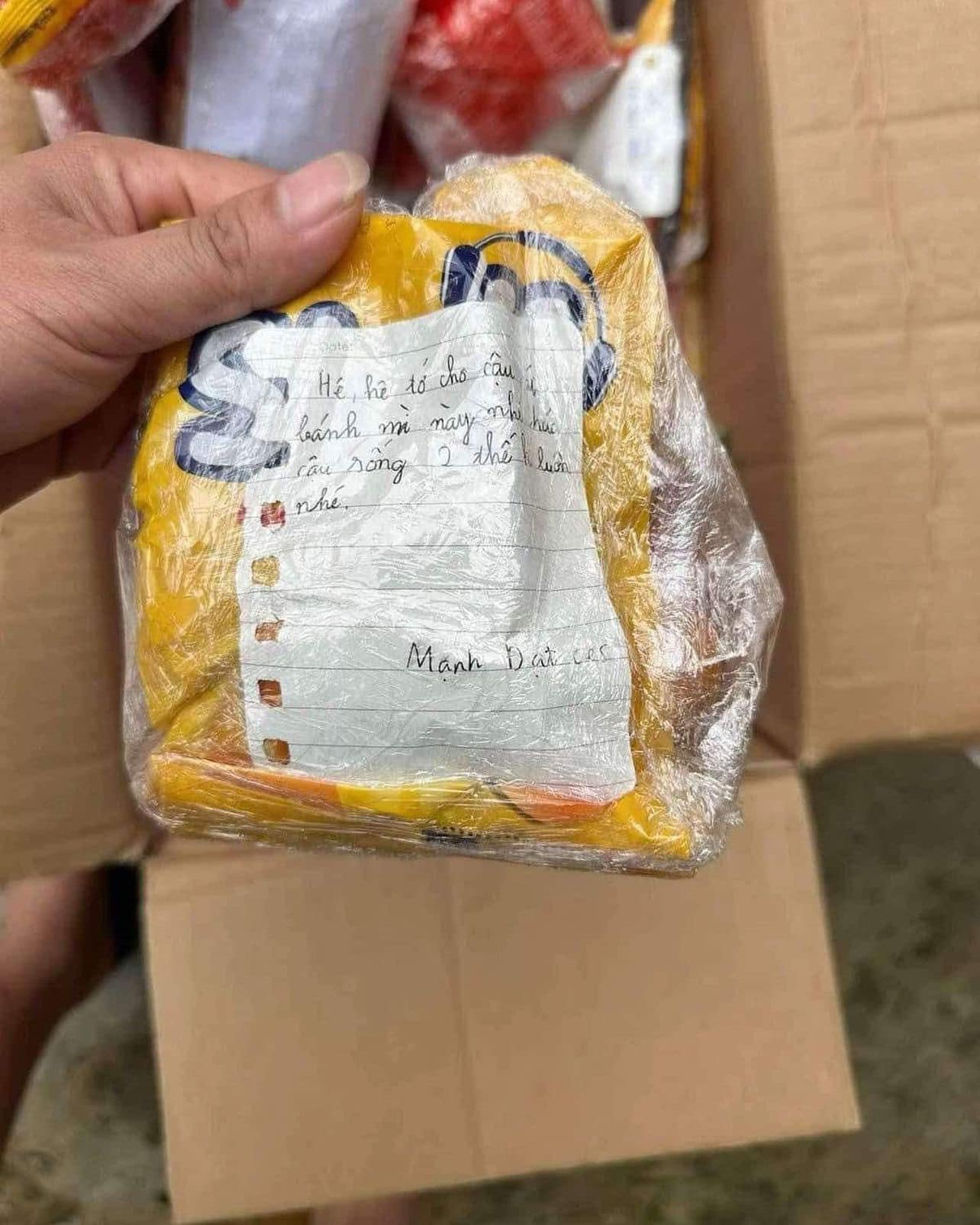 Gói bánh mì "Mọi người cố lên" của các em học sinh tiểu học gửi người dân vùng lũ: Ấm lòng cách đồng bào mình thương nhau chẳng nề tuổi tác! - Ảnh 2