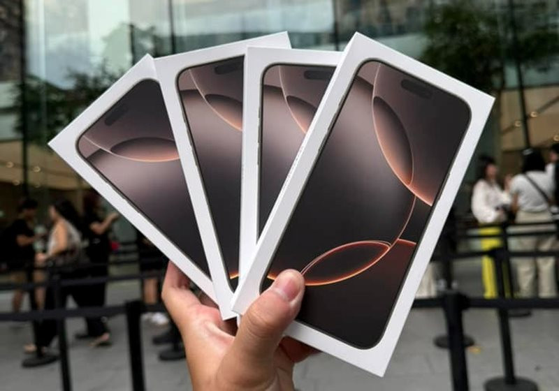 ’10 người thì 9 người hỏi iPhone 16 Pro Max vàng sa mạc, 1 người còn lại vẫn là Pro Max nhưng màu khác’, giá iPhone ‘xách tay’ giờ thế nào? - Ảnh 1