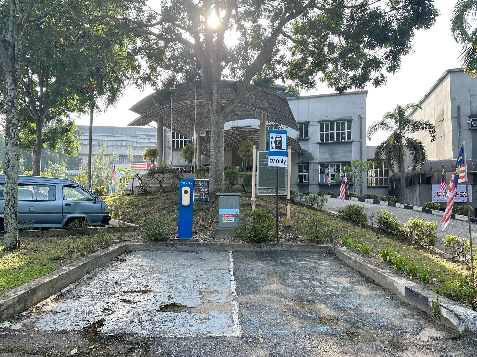 Láng giềng muốn xe điện phủ 80% thị trường nội địa, Chính phủ cũng phải mua hoặc thuê xe điện - Ảnh 3