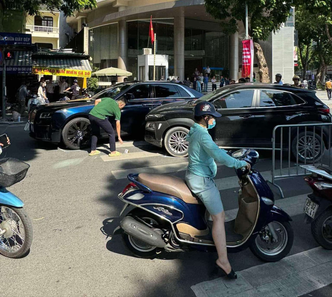 Tranh cãi về chi phí thay cửa cho chiếc Rolls-Royce Ghost bị tai nạn: CĐM đồn mất 2 tỷ, người trong nghề nói chỉ tốn khoảng 300 triệu - Ảnh 1