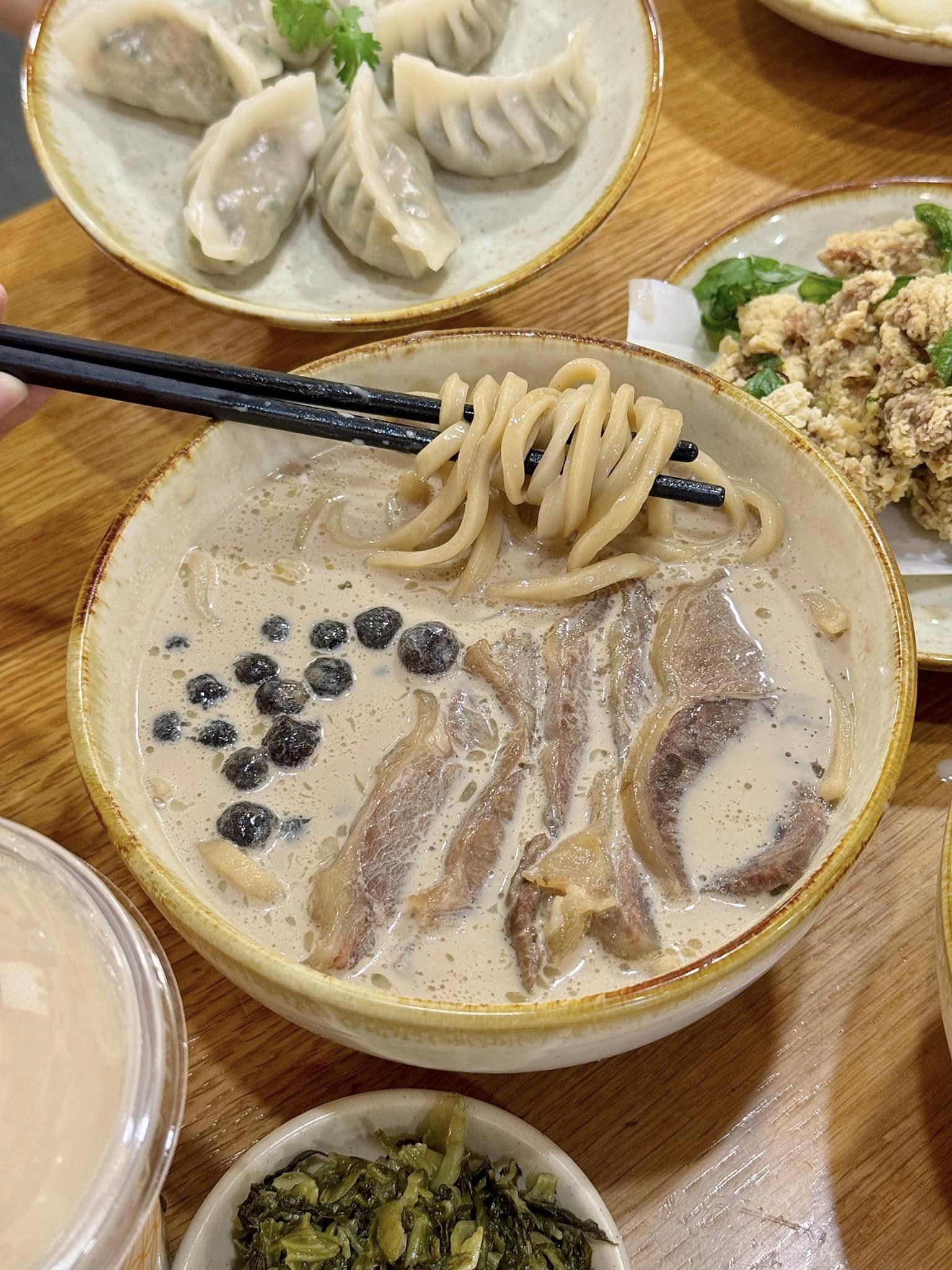 Những review đầu tiên về mì trà sữa trân châu bắp bò: Giá bằng 2 bát phở, hương vị ra sao mà gây tranh cãi? - Ảnh 5