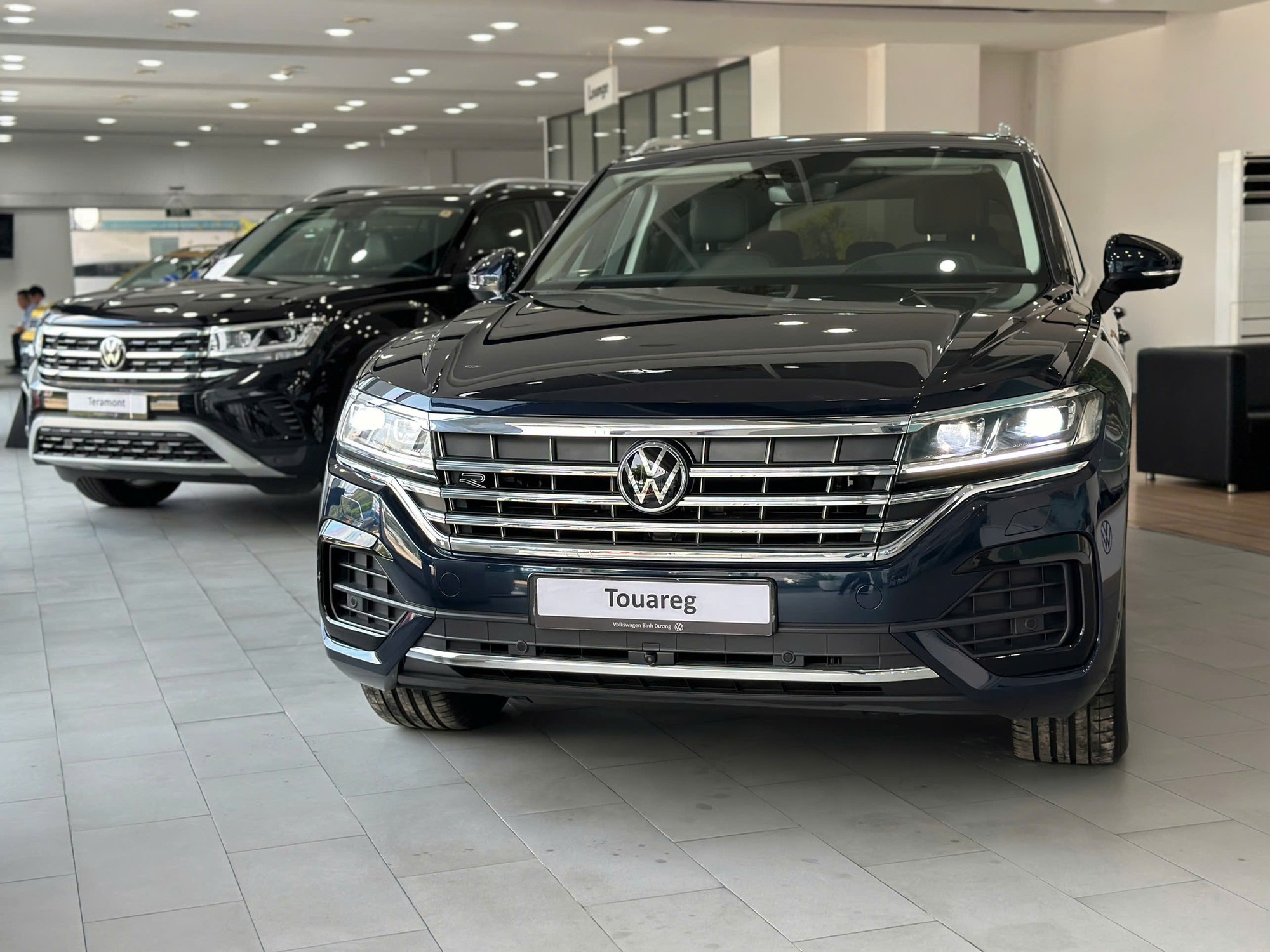 VW Touareg bản mới về đại lý: Giá 2,788 tỷ ngang GLC 300, có đèn ma trận, mâm to, treo khí nén - Ảnh 1
