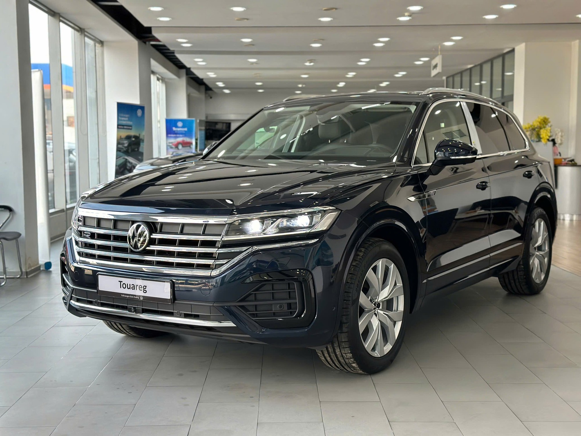 VW Touareg bản mới về đại lý: Giá 2,788 tỷ ngang GLC 300, có đèn ma trận, mâm to, treo khí nén - Ảnh 2
