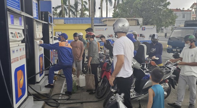 Người Hải Phòng, Quảng Ninh đổ xô mua máy phát điện, xăng dầu, sim điện thoại - Ảnh 6