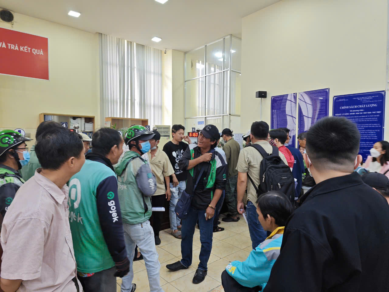 Tài xế Gojek đổ xô làm thủ tục để chuyển sang 3 hãng khác - Ảnh 3