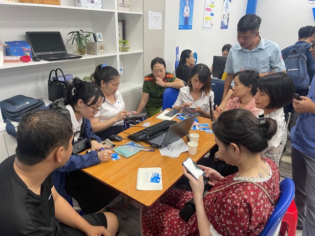 Người Hải Phòng, Quảng Ninh đổ xô mua máy phát điện, xăng dầu, sim điện thoại - Ảnh 4