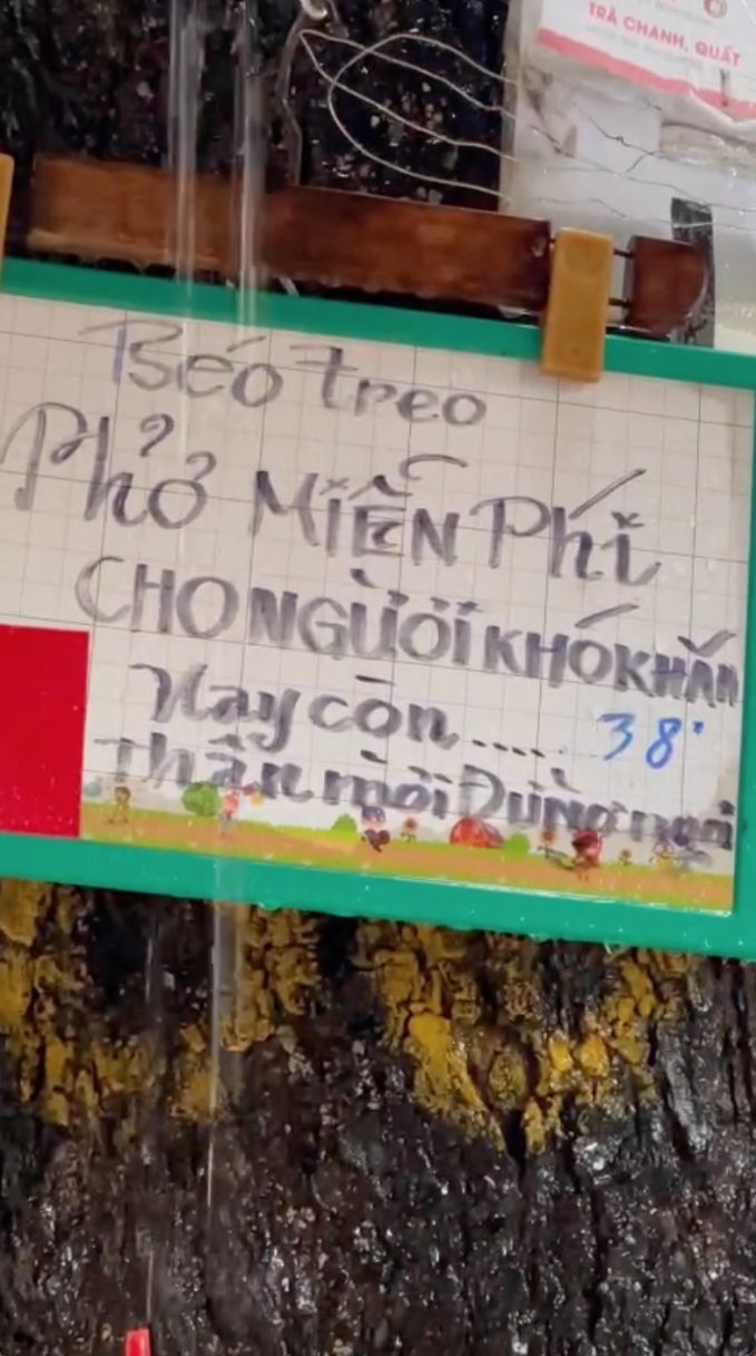 Chủ quán "phở bay" nổi tiếng Hà Nội chuyển sang làm "phở treo": Mang cả vào bệnh viện cứu trợ, miễn phí cho bà con suốt mùa bão - Ảnh 3