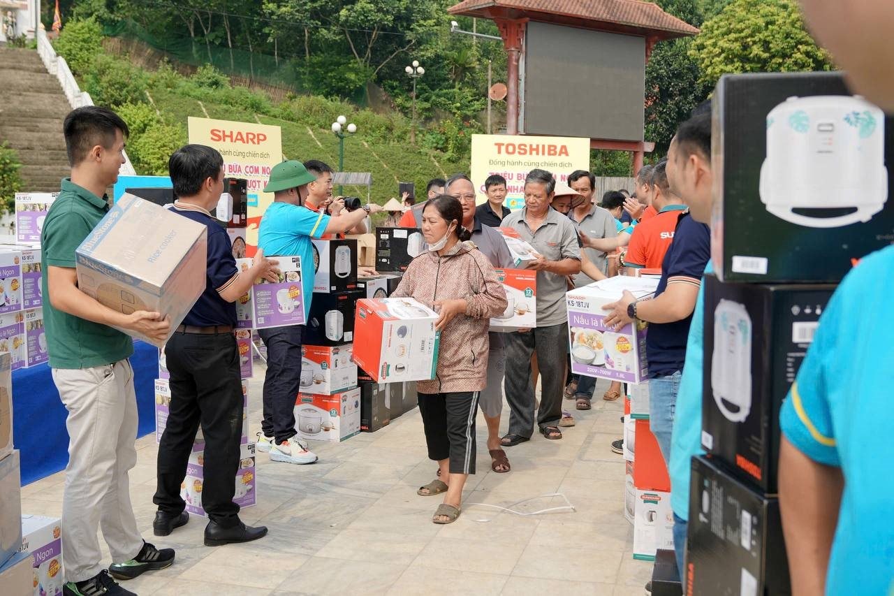 Điện Máy Xanh bắt đầu tặng 10.000 nồi cơm điện cho đồng bào bị ảnh hưởng bão lũ - Ảnh 4