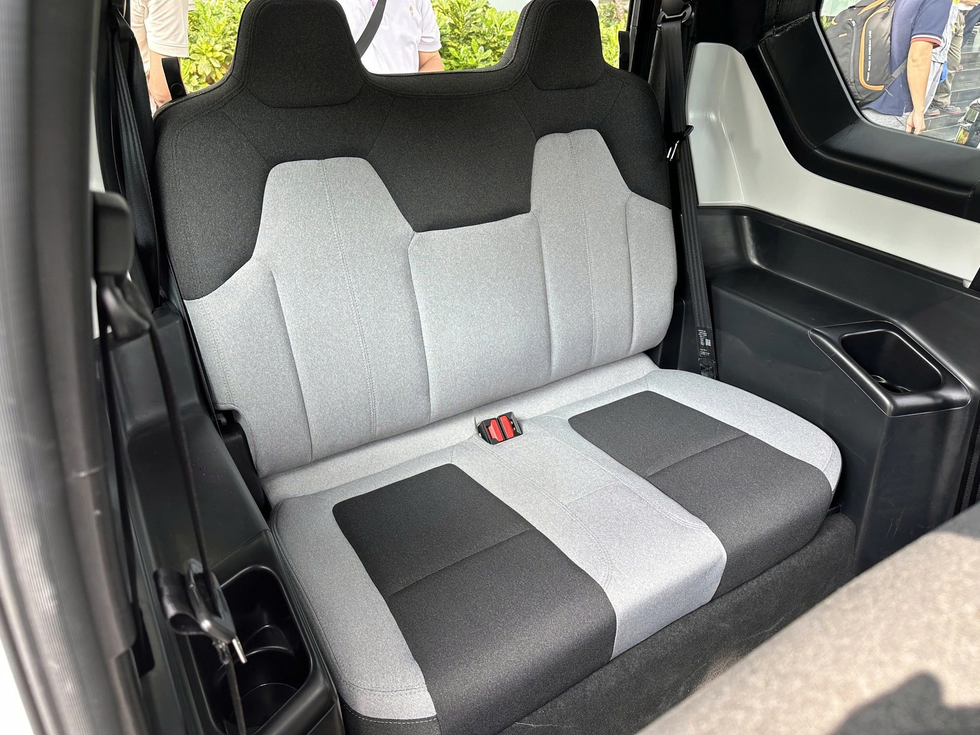 [Trên Ghế 11] Nhồi bộ golf, 4 vali, xe đạp gấp và nhiều người lớn vào VinFast VF 3 và kết quả… - Ảnh 2