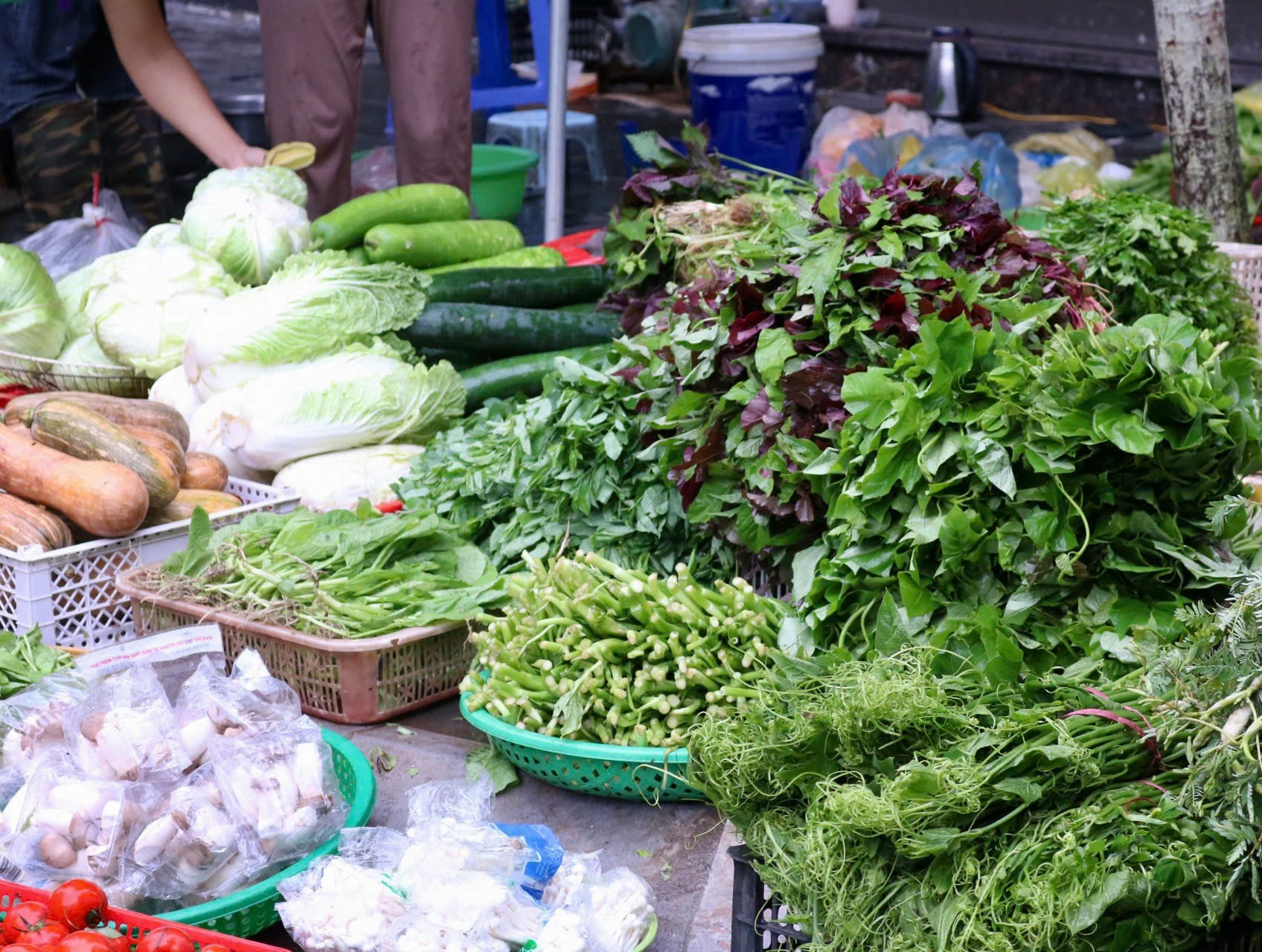 Chợ sớm sau bão: Vắng bóng tiểu thương, rau xanh tăng gấp rưỡi - Ảnh 4