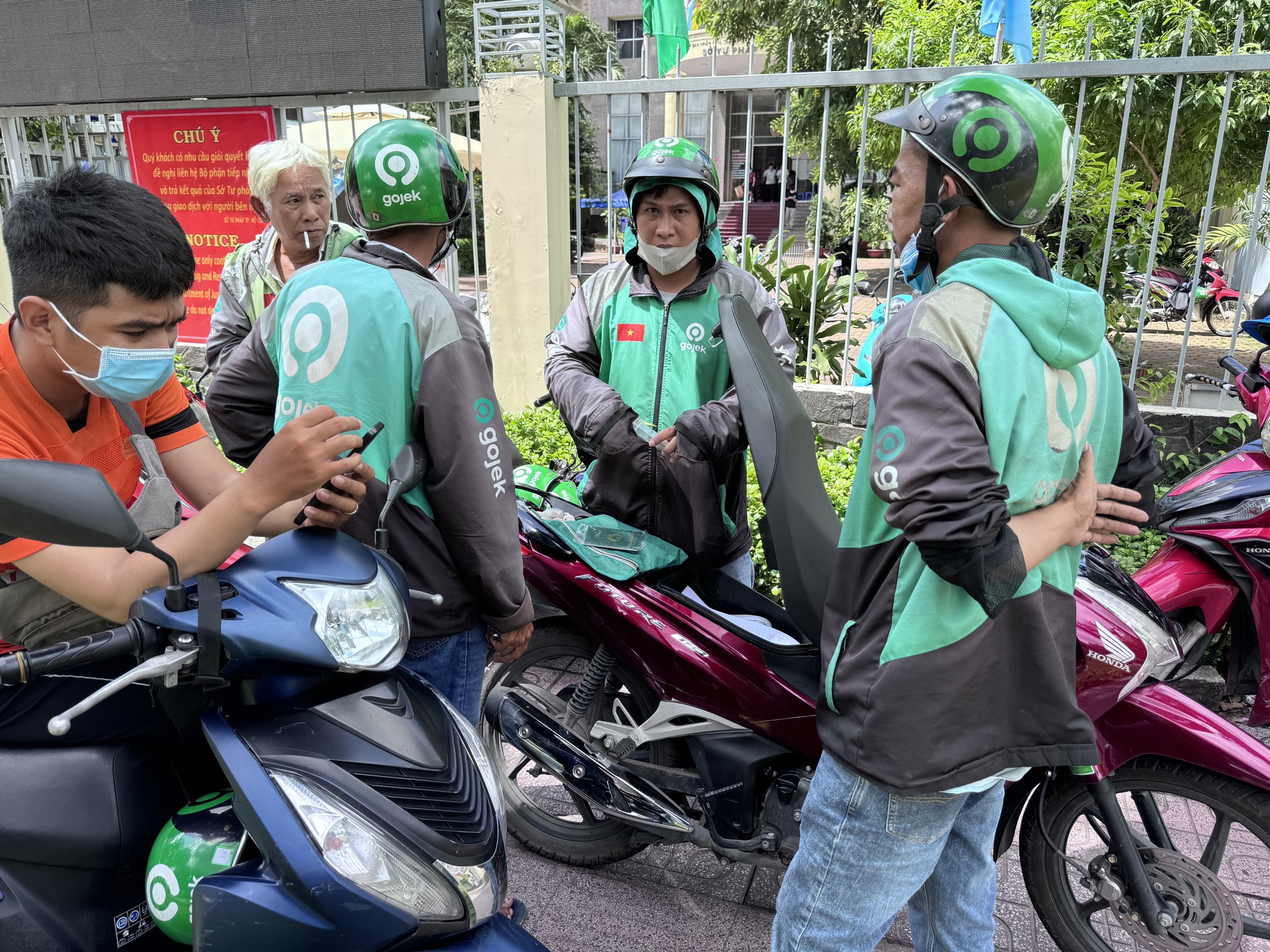 Tài xế Gojek đổ xô làm thủ tục để chuyển sang 3 hãng khác - Ảnh 1