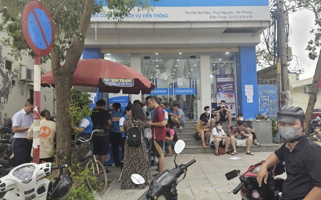 Người Hải Phòng, Quảng Ninh đổ xô mua máy phát điện, xăng dầu, sim điện thoại - Ảnh 3