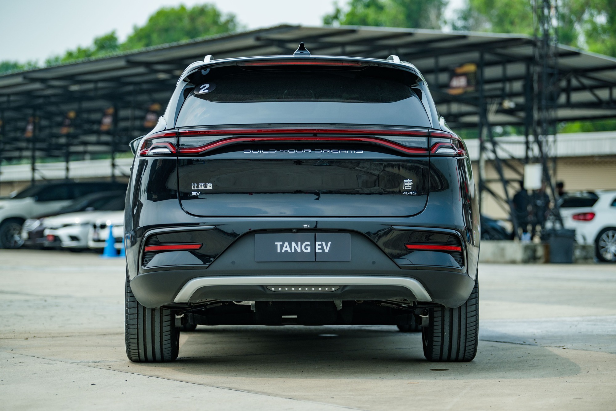 'Ông trùm' xe điện chuẩn bị ra mắt đối thủ Hyundai Santa Fe tại Việt Nam, tên gọi khiến MXH dậy sóng tranh cãi - Ảnh 2