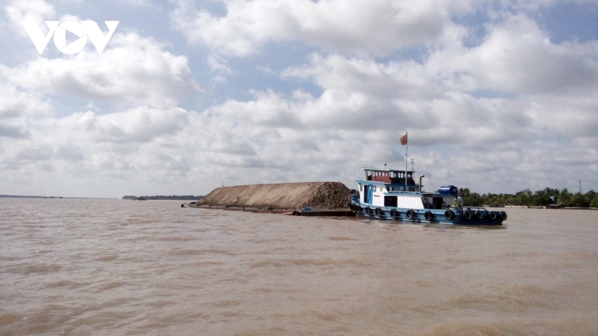 Cấm các doanh nghiệp hàng hải lợi dụng bão lũ tăng giá dịch vụ - Ảnh 1