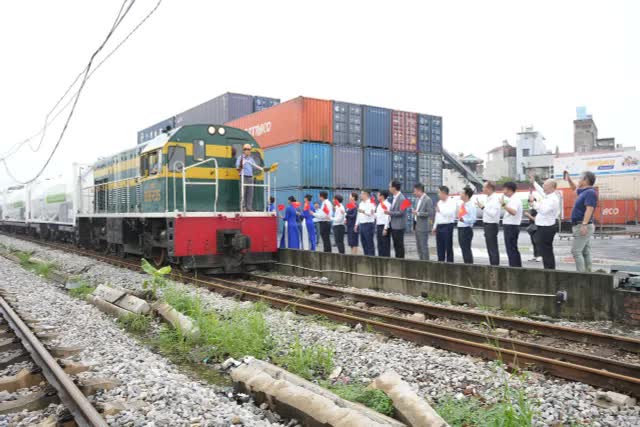 Chuyến tàu chở LNG đầu tiên từ Nam ra đã đến ga Đông Anh - Ảnh 1