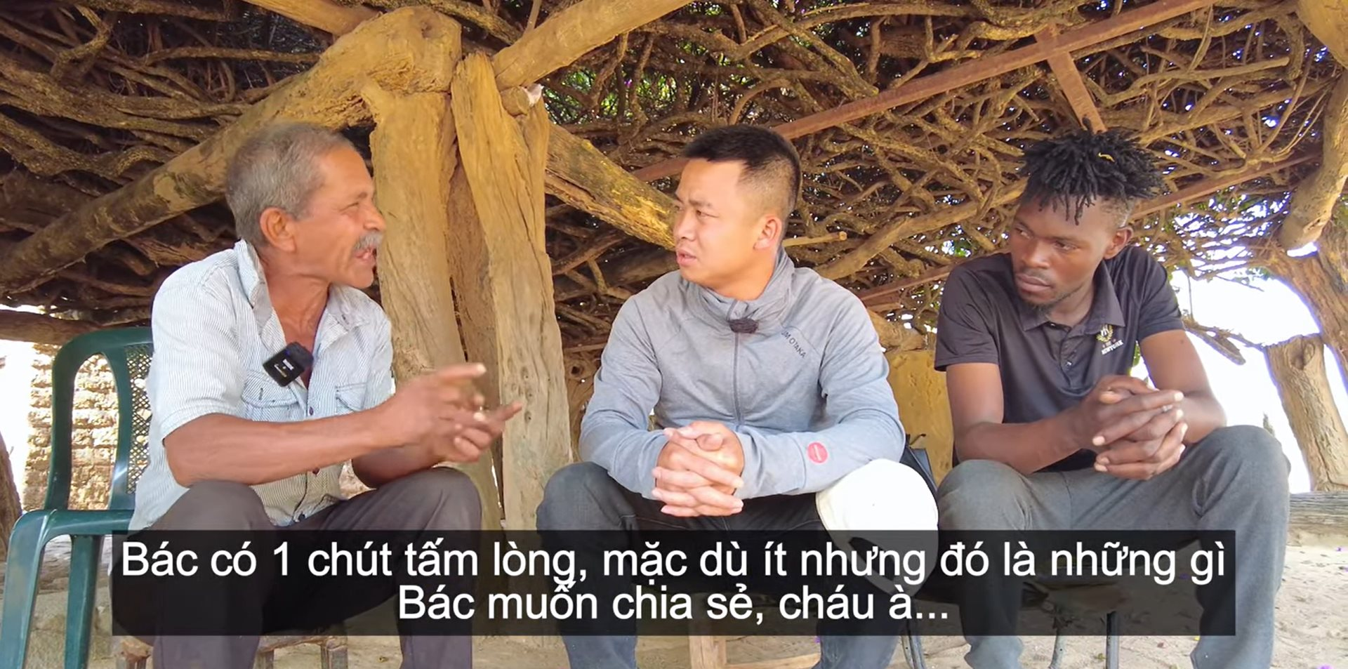 Team Quang Linh châu Phi bật khóc khi được người dân Angola gửi tiền ủng hộ đồng bào lũ lụt: "Người Việt đã giúp chúng tôi quá nhiều" - Ảnh 2