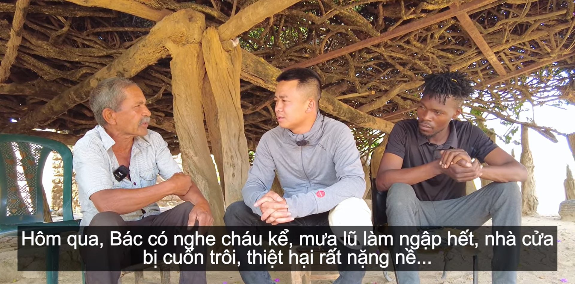 Team Quang Linh châu Phi bật khóc khi được người dân Angola gửi tiền ủng hộ đồng bào lũ lụt: "Người Việt đã giúp chúng tôi quá nhiều" - Ảnh 1