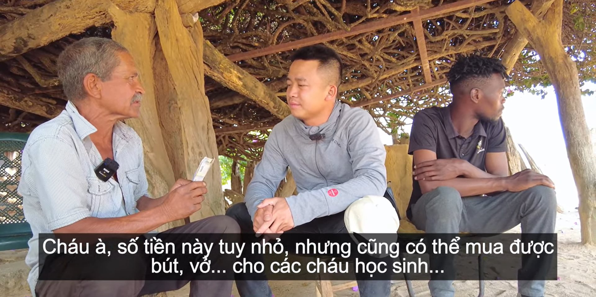 Team Quang Linh châu Phi bật khóc khi được người dân Angola gửi tiền ủng hộ đồng bào lũ lụt: "Người Việt đã giúp chúng tôi quá nhiều" - Ảnh 3