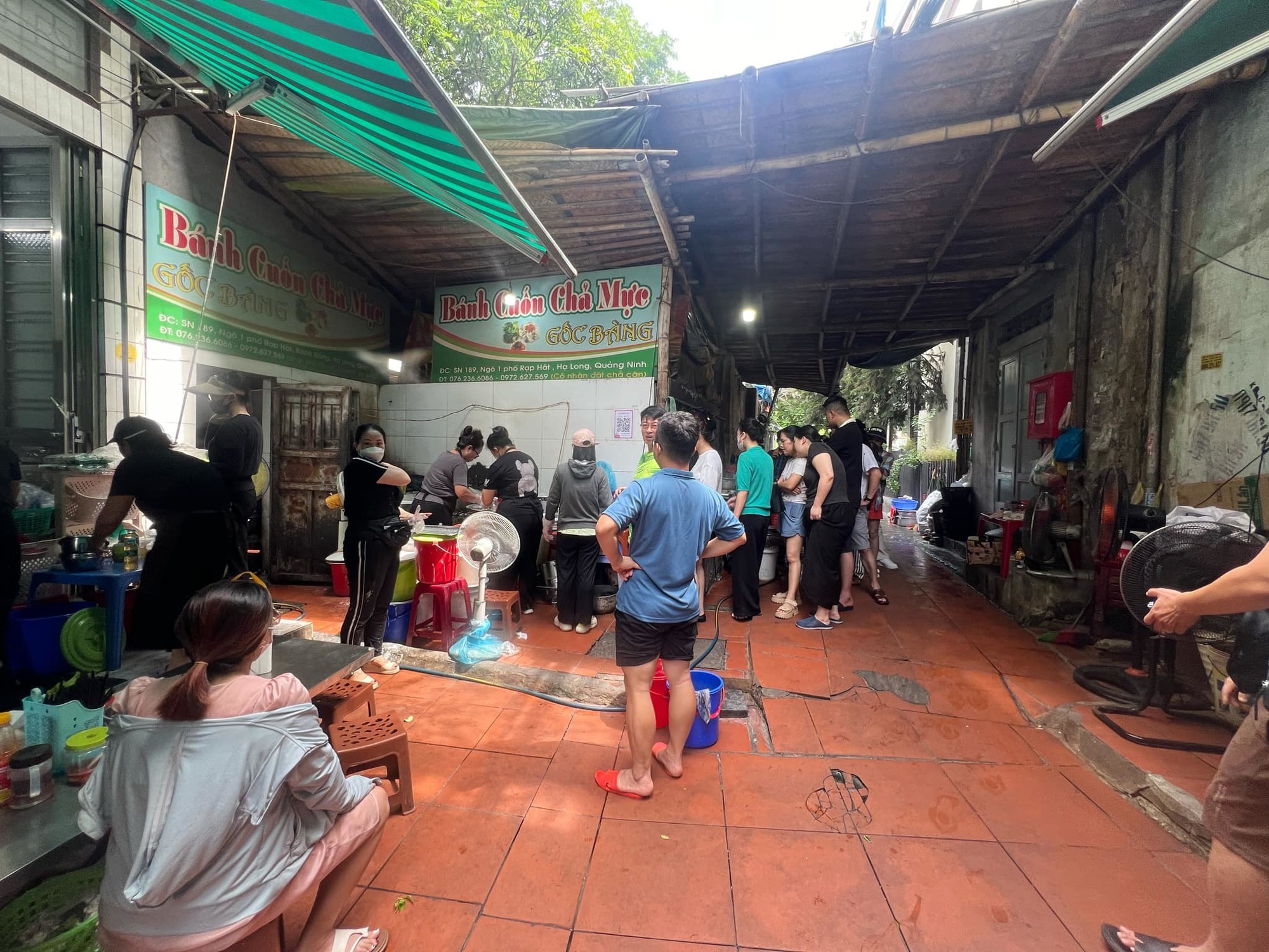 Khách Tây thử đặc sản chưa tới 50.000đ ở Hạ Long: Muốn ăn phải xếp hàng, nhận xét "nó thực sự hoàn hảo" - Ảnh 3