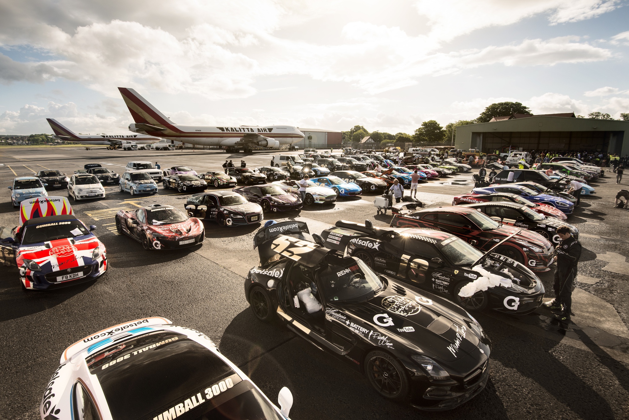 Hành trình Gumball 3000 lần đầu tiên đến Việt Nam: Hơn 100 siêu xe, đi qua 5 quốc gia, quy tụ toàn người nổi tiếng - Ảnh 4