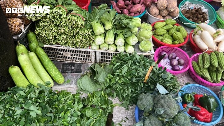 Sau bão, rau xanh ở Hà Nội khan hiếm, đội giá gấp đôi - Ảnh 2