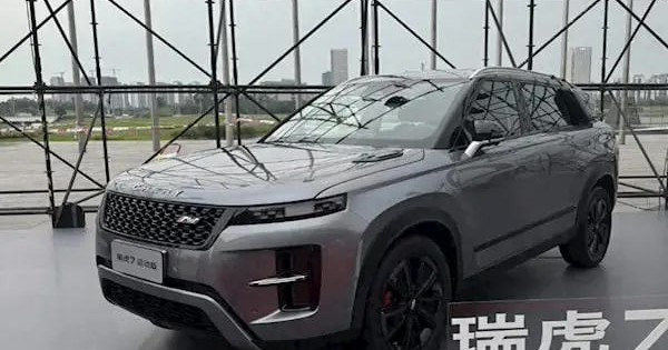 Mẫu SUV mới khiến truyền thông dậy sóng: Thiết kế giống Range Rover, giá quy đổi rẻ hơn Morning và i10