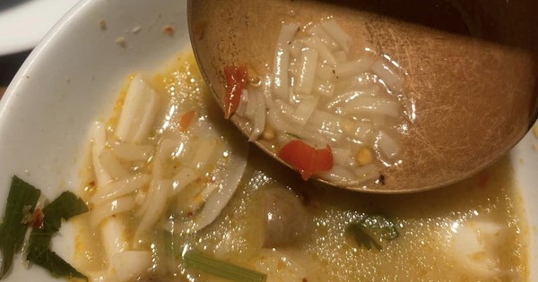 Trải nghiệm đáng sợ của 2 mẹ con tại quán đồ ăn Lào với nồi lẩu tomyum đầy vụn mì tôm, hủ tiếu và miến