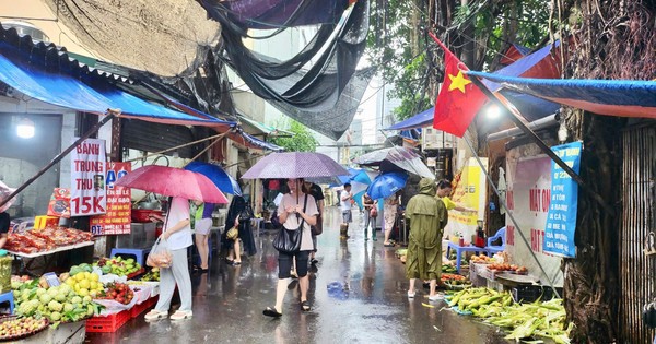 Hà Nội đường phố vắng vẻ, người dân tranh thủ đi chợ, siêu thị mua đồ ăn