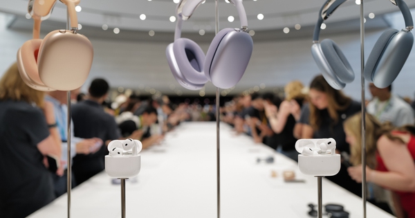 Trên tay Apple AirPods 4 và AirPods Max: bản thường cũng có ANC, bản Pro thêm tính năng trợ thính, bản Max nâng cấp nhẹ