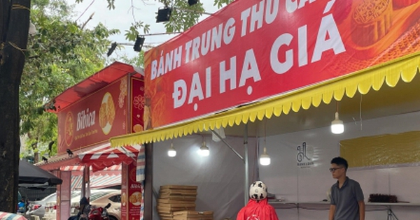 Bánh trung thu giảm giá một nửa, mời chào khách sau rằm