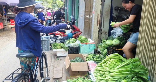 Người tiêu dùng ở Hà Nội ngóng ngày hết "giật mình" vì giá rau xanh